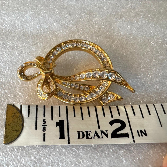 Vintage NOLAN MILLER Circle Pin Gold Tone Bow Clear Rhinestones Wedding 2" - Picture 2 of 5